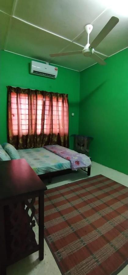 Baiti Homestay Gambang Bagian luar foto